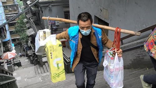 冉光辉肩扛重物手牵手带儿子