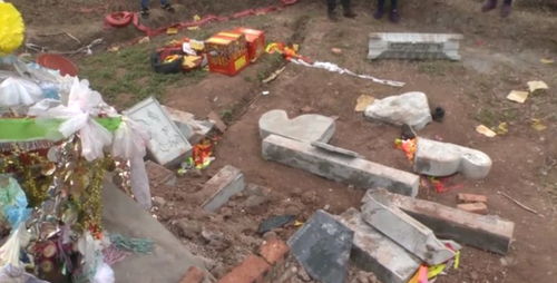 一家人围坐在坟前点燃纸火