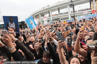 球迷高举手机拍摄神秘老人入场画面