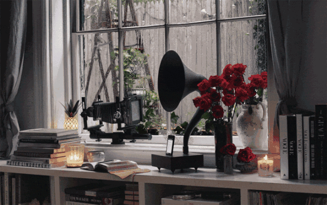 年轻父亲抱着婴儿微笑