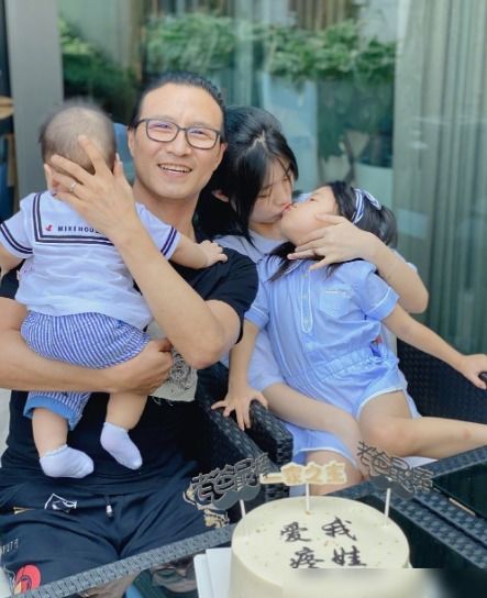 汪峰与三名子女在商场内互动