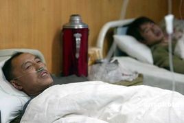 幸存者李晨在医院接受治疗