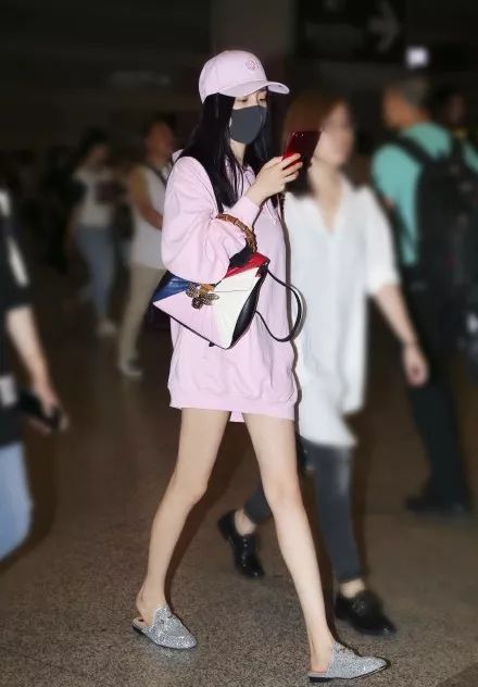 杨幂机场侧脸与拖鞋特写