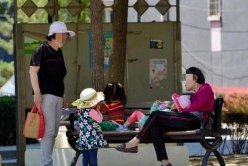 母亲带孩子在社区服务中心办事