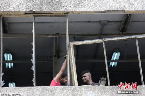 以色列民众在废墟中重建家园