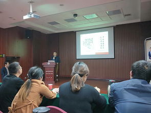 一位医生在基层诊所工作的场景