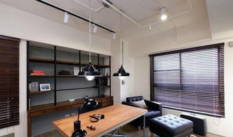 年轻人在家学习财经知识