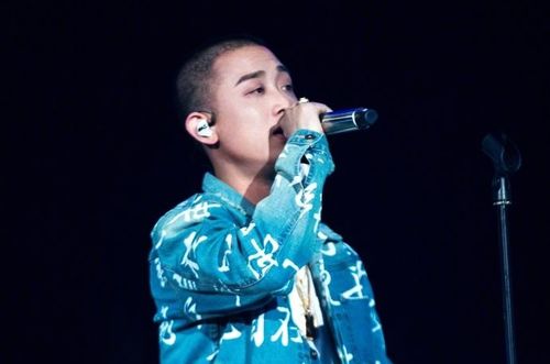 GAI在后台认真准备演出