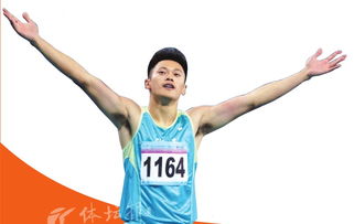 谢震业抱着婴儿露出微笑