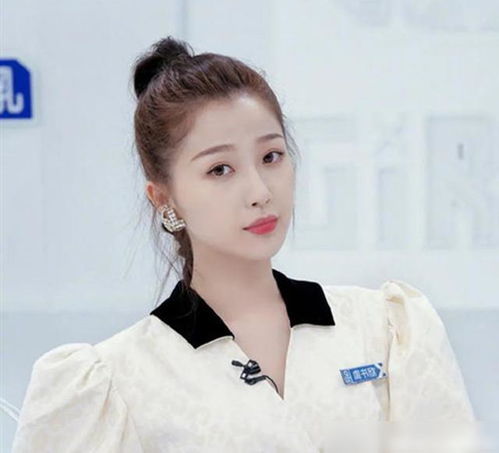 虞书欣在采访中微笑回答问题
