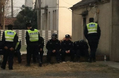 警察在案发现场调查