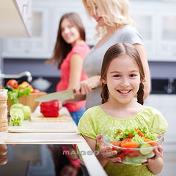 孩子品尝爸爸做的菜