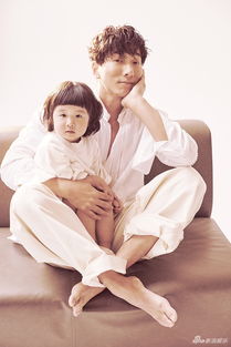 张亮女儿在摄影棚内摆姿势