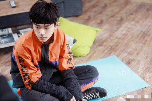 易烊千玺在片场认真拍摄