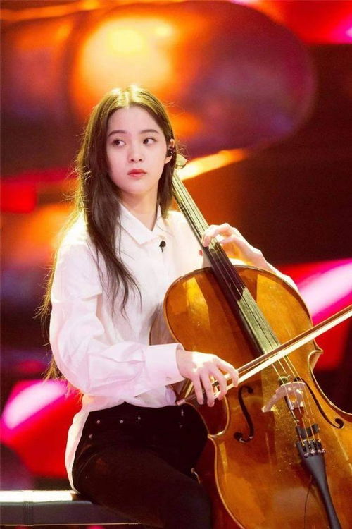 金昀生前与观众互动的照片