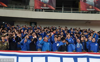 球迷手持球票打卡