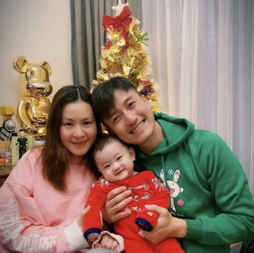 一家三口温馨合影