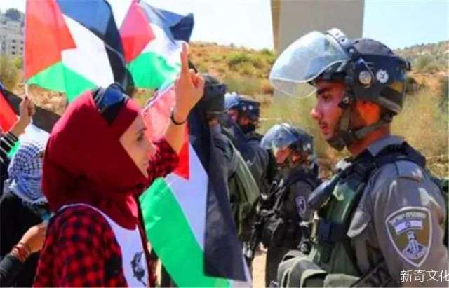 伊朗民众高举国旗抗议以色列袭击