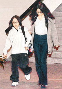 王菲与两个女儿合影