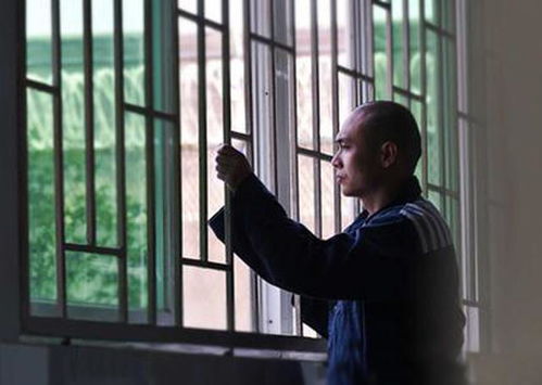 一位父亲在监狱中低头哭泣