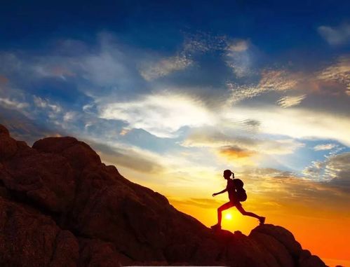 父子两人站在山顶远眺