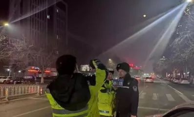 街头宣传酒驾危害的横幅