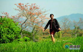 清华高颜值美女学霸走红！村里第一个清华学生，高考后捐出10余万奖学金被质疑炒作？本人回应来了