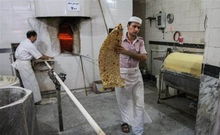 伊朗街头民众排队购买生活必需品