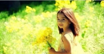 阳光下自信微笑的年轻人