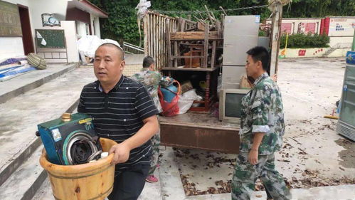 志愿者帮助居民转移物资