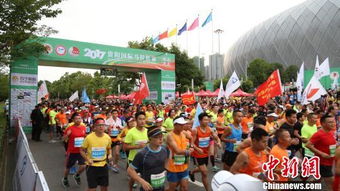 贵阳马拉松选手奔跑在山道上