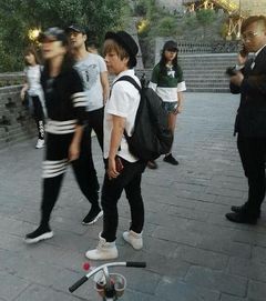 汪峰带3娃过父亲节 父爱爆棚！二女儿罕见露面引热议