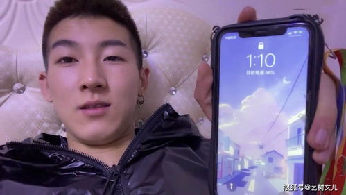 博主坐在电脑前剪辑视频