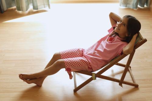 一名年轻女孩坐在椅子上神情疑惑