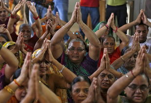 印度民众为遇难者祈祷