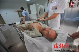 震惊！80岁大爷胸口不适，医院竟从体内取出一把陈年牙刷