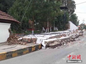 倒塌围墙旁的临时帐篷