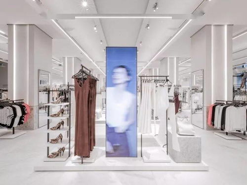 消费者在商场试穿衣服并查看标签细节