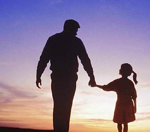 父亲与孩子一起散步