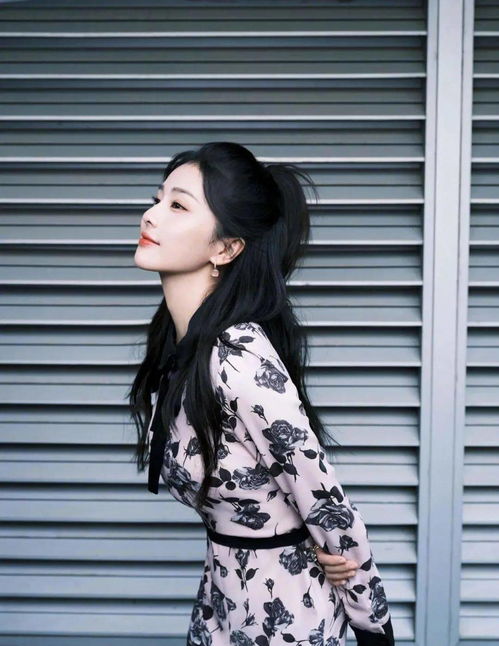 白鹿在拍摄现场认真对戏