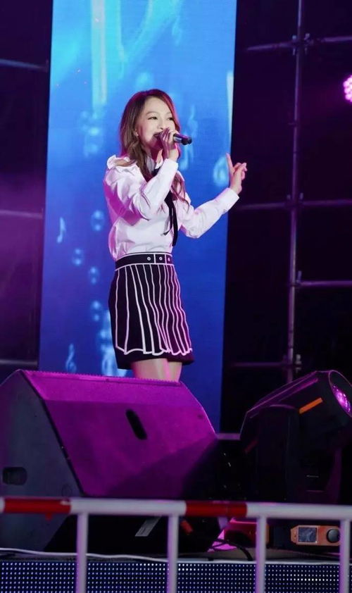 张韶涵舞台突发状况，一秒换话筒展现超强应变力！