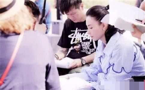 两位演员在片场认真对戏