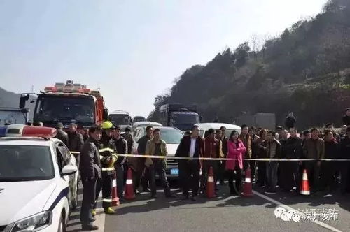 群众围观事故现场