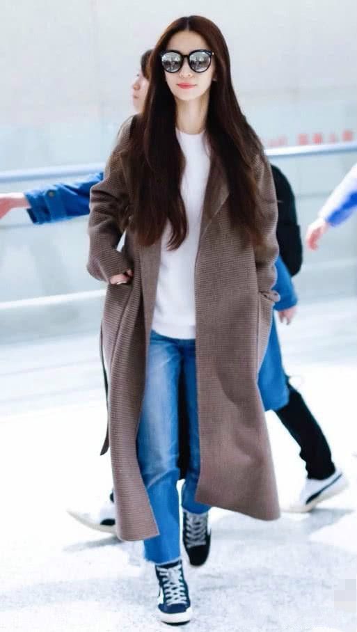 张子枫踩20cm高跟鞋现身机场，网友：这是‘小花’的时尚挑战？