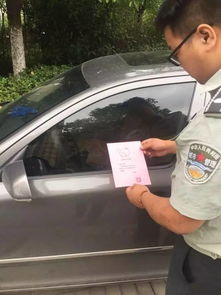 车主站在被盗车辆前表情凝重