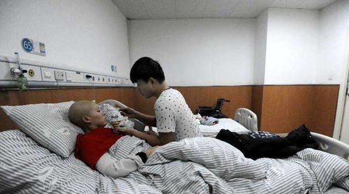 女孩熬夜工作场景