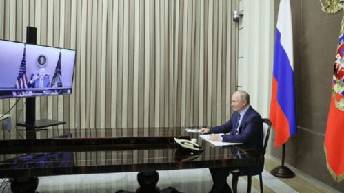 普京与拜登视频通话画面