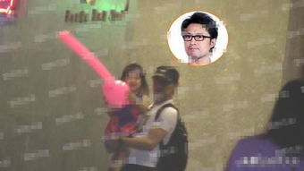 醒醒穿着粉色套装与汪峰牵手