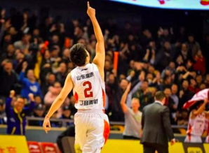 体育评论员在解说比赛