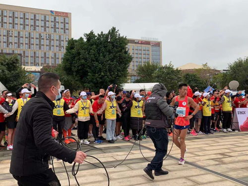 选手冲过贵阳马拉松终点线